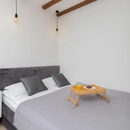 Appartement Old Town Aesthetic Deep Blue In By Renters